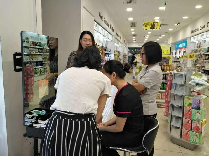 顾客正在店里体验"脸蛋"bos 智能护肤品零售系统.