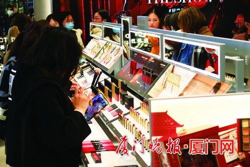前2个月化妆品类零售额增长3.53倍,图为市民在商场购买化妆品.